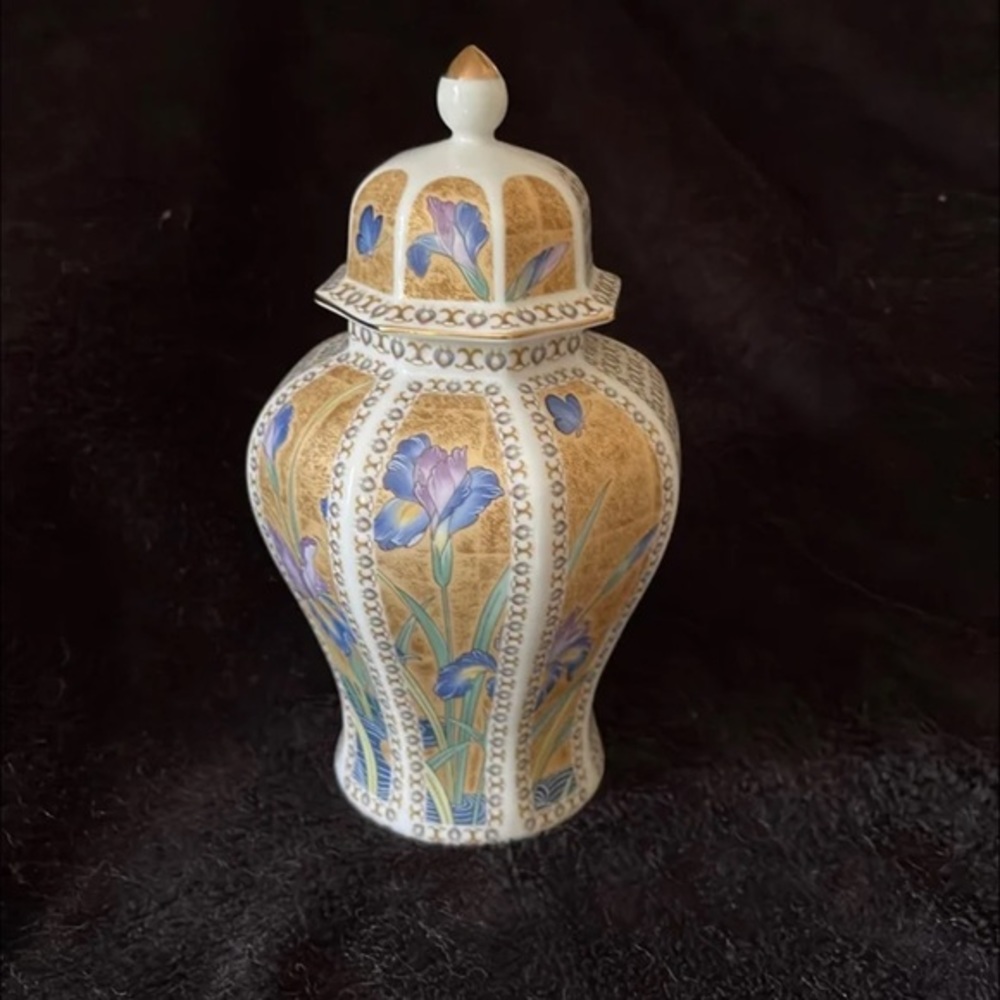 🌹SOLD🌹Fine porcelain Ginger jar